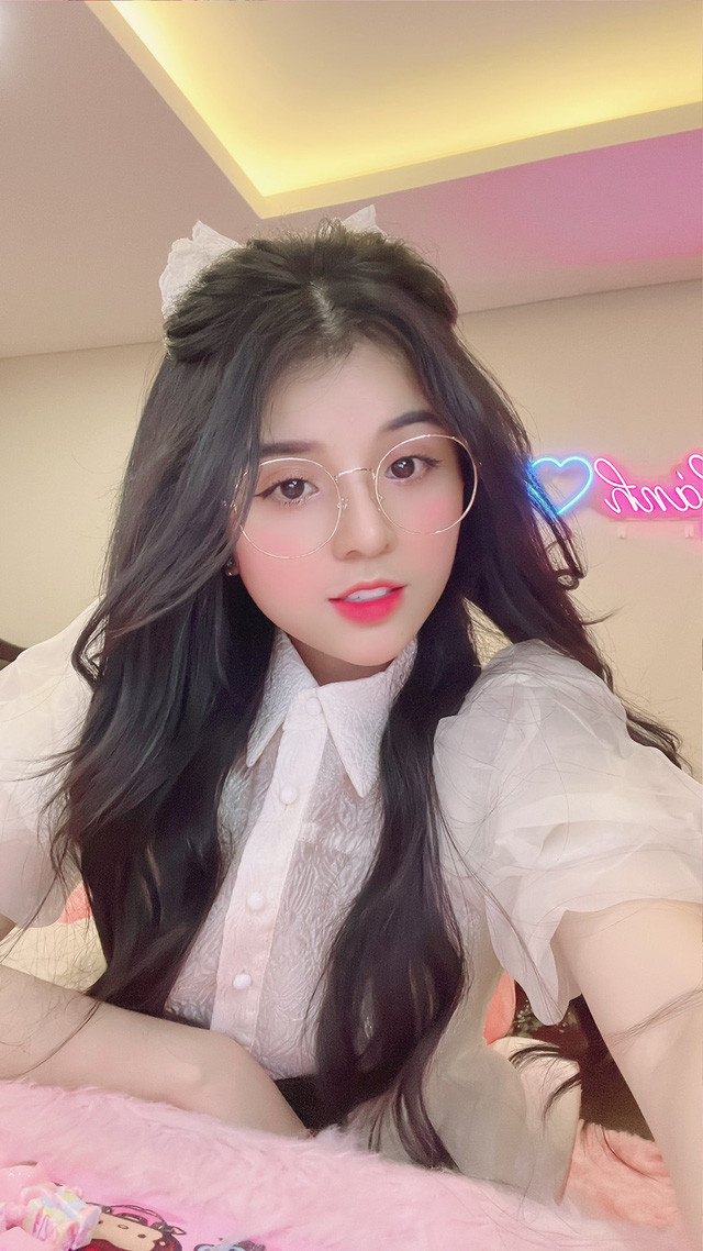 Sở hữu ngoại hình xinh xắn, dễ thương và giọng nói đáng yêu, Em Bé rất nhanh có được lượng người xem thường xuyên, lượt theo dõi và lượt xem khá ổn.