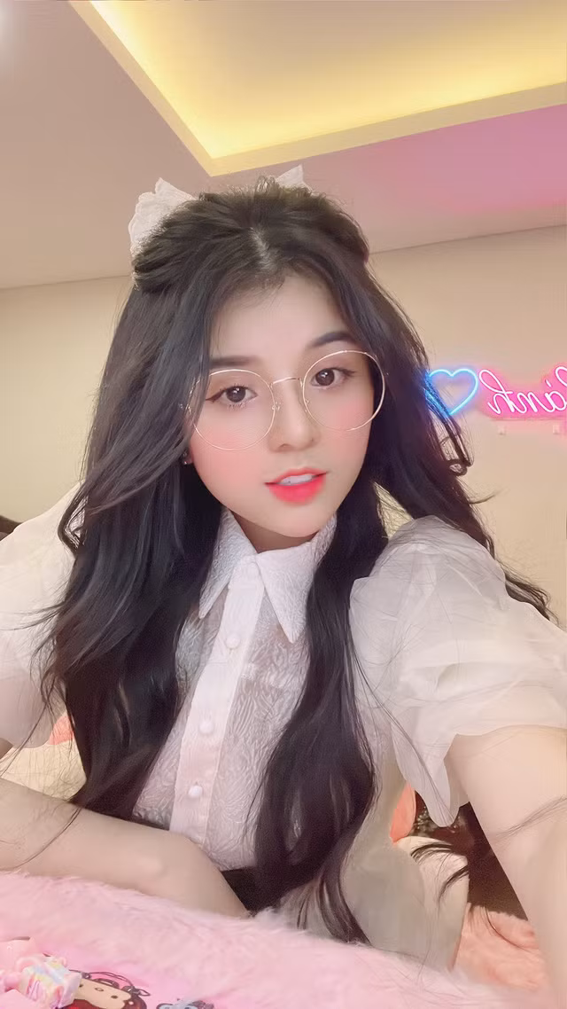 Sở hữu ngoại hình xinh xắn, dễ thương và giọng nói đáng yêu, Em Bé rất nhanh có được lượng người xem thường xuyên, lượt theo dõi và lượt xem khá ổn.