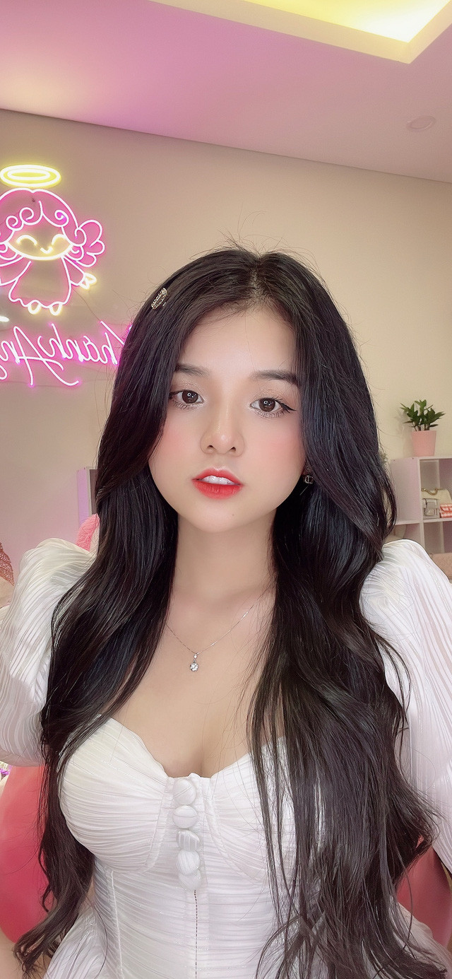 Em Bé bắt đầu làm streamer chuyên nghiệp từ tháng 8/2021 nhưng đến nay thành tích mà gái xinh đạt được cũng rất đáng ngưỡng mộ.