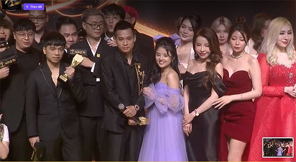 Đây cũng là lý do vì sao mà mới đây chỉ xuất hiện vài giây trên sóng livestream khoác tay Độ Mixi mà một nữ streamer lại trở nên hot đến vậy.