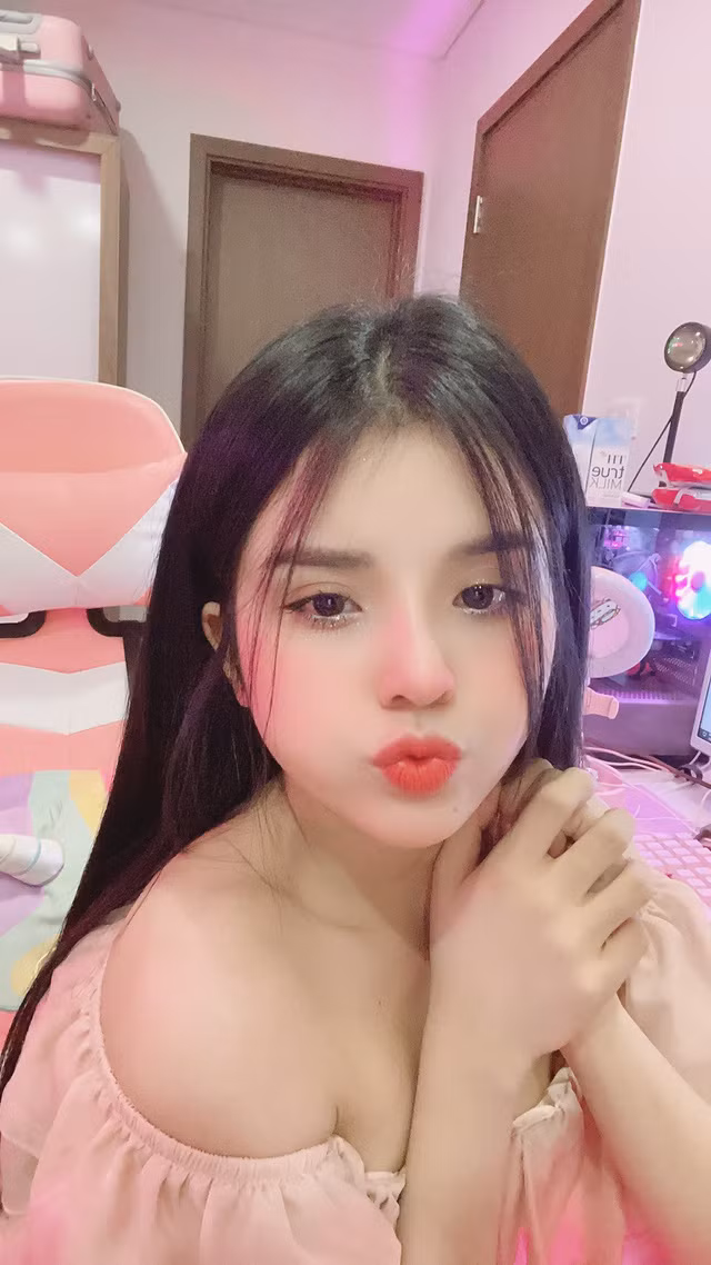 Qua tìm hiểu, cô gái xuất hiện cạnh Độ Mixi là streamer Em Bé còn được gọi với cái tên Khánh Khánh, hiện đang sinh sống và làm việc ở Hà Nội.