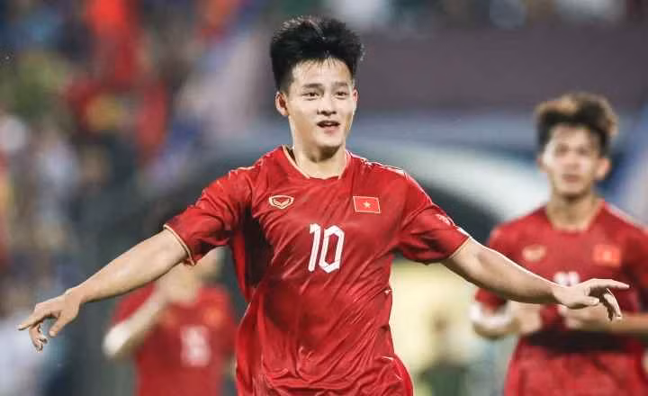 Nguyễn Thanh Nhàn là một trong những cầu thủ trẻ được HLV Troussier ưu ái ở đội tuyển Việt Nam. Anh chia tay đội tuyển cùng ngày với Đặng Văn Lâm, Nguyễn Đức Chiến vì chấn thương gặp phải ở CLB