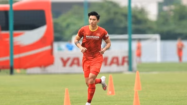 Hậu vệ: Đoàn Văn Hậu chưa thi đấu trận nào cho đội tuyển Việt Nam dưới thời HLV Philippe Troussier. Cầu thủ của CLB Công an Hà Nội chấn thương ở gót chân và sớm nhất phải đến đầu năm 2024 mới trở lại