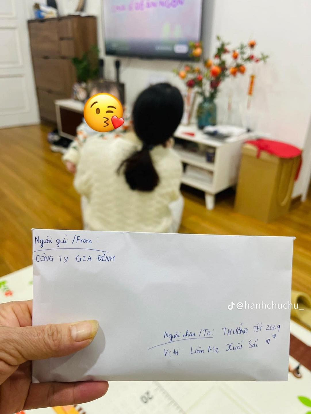 Trước đó, trên một diễn dàn chung của "các chị các mẹ", một màn khoe chồng tâm lý, quan tâm của một người phụ nữ đã làm cho toàn thể dân mạng ngưỡng mộ vì được chồng thưởng Tết.