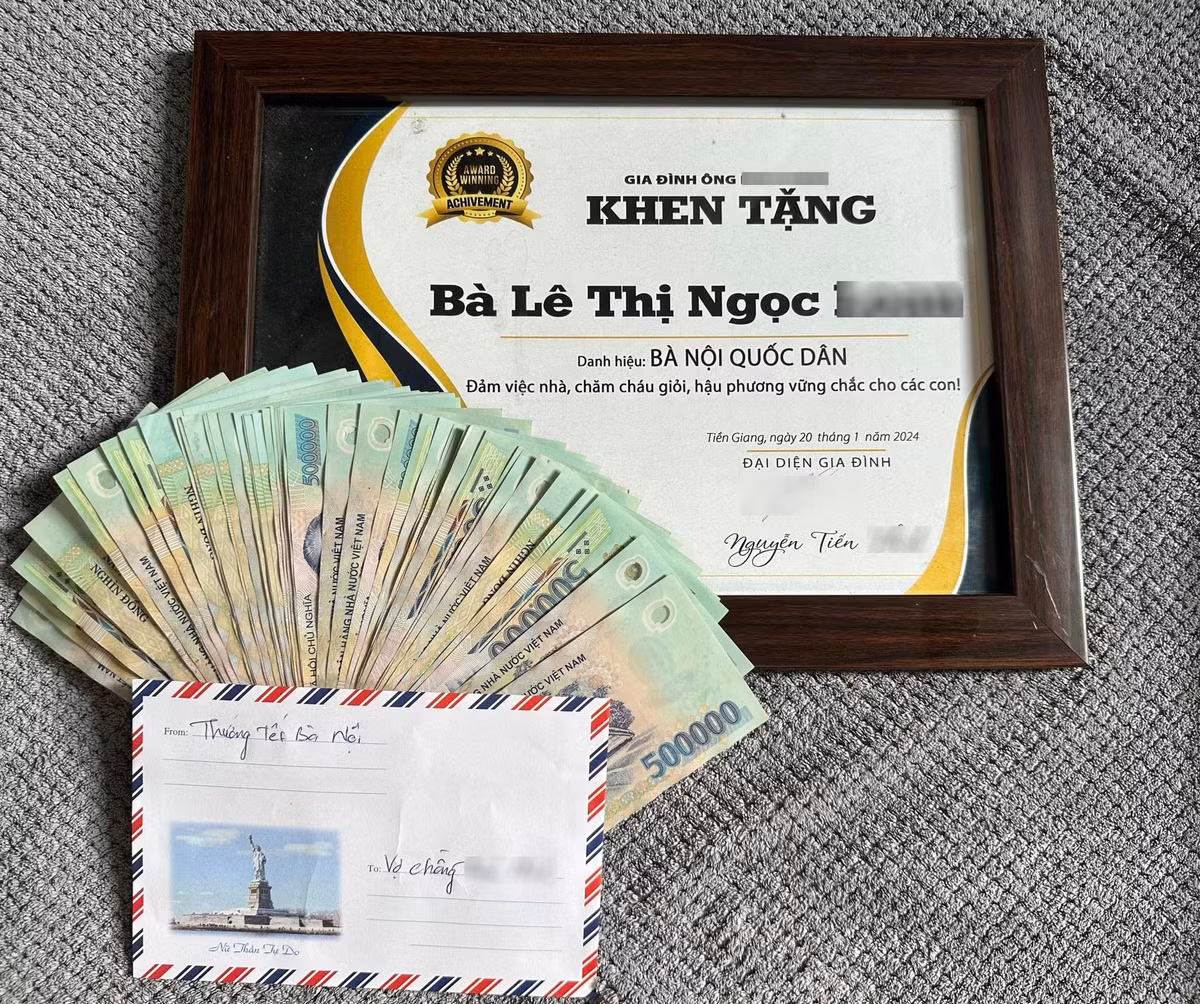 Nàng dâu này còn rất kì công tự làm bằng khen gia đình cùng phong bì tiền khá dày để “thưởng Tết” cho mẹ chồng. Những đóng góp của bà có lẽ lớn hơn cả số tiền ấy nhưng chắc hẳn bà rất cảm động vì được con cái quan tâm chăm sóc.