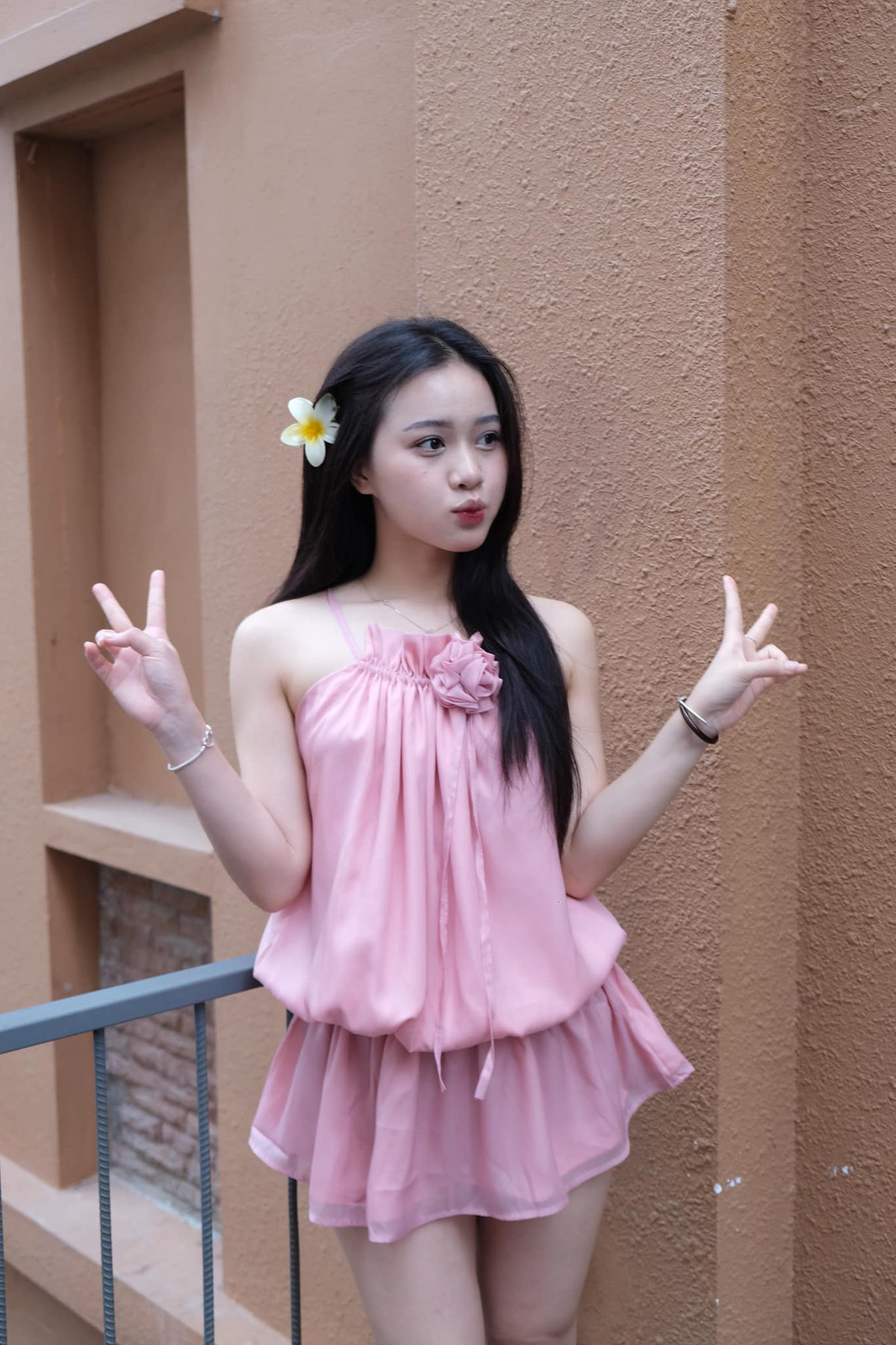 Mới đây, trên trang Instagram, TikToker Đồng Thị Hoa Mỹ đăng tải đoạn video đi bơi để tăng cường sức khỏe ngày đầu hè.