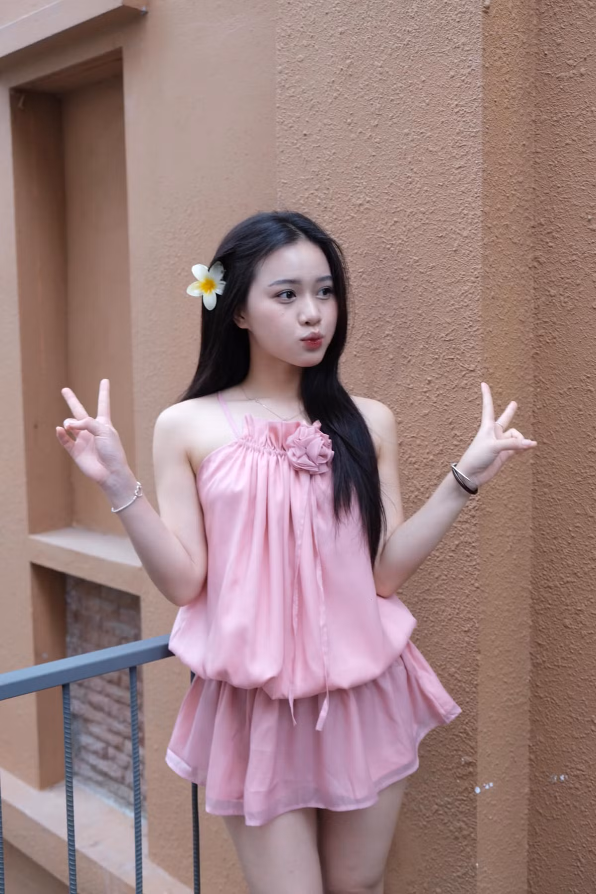 Mới đây, trên trang Instagram, TikToker Đồng Thị Hoa Mỹ đăng tải đoạn video đi bơi để tăng cường sức khỏe ngày đầu hè.