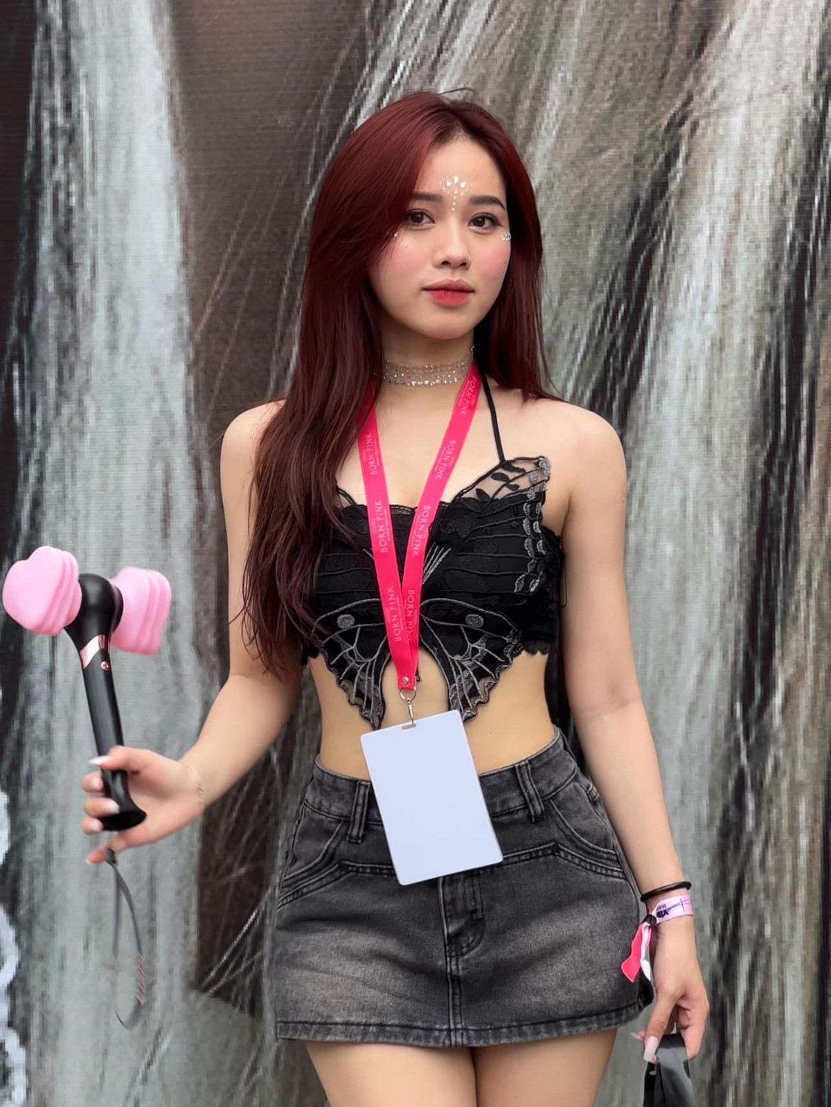 Tuy nhiên, nàng hot tiktoker lại khiến dân mạng chú ý khi diện bộ bơi mỏng manh cực gợi cảm.