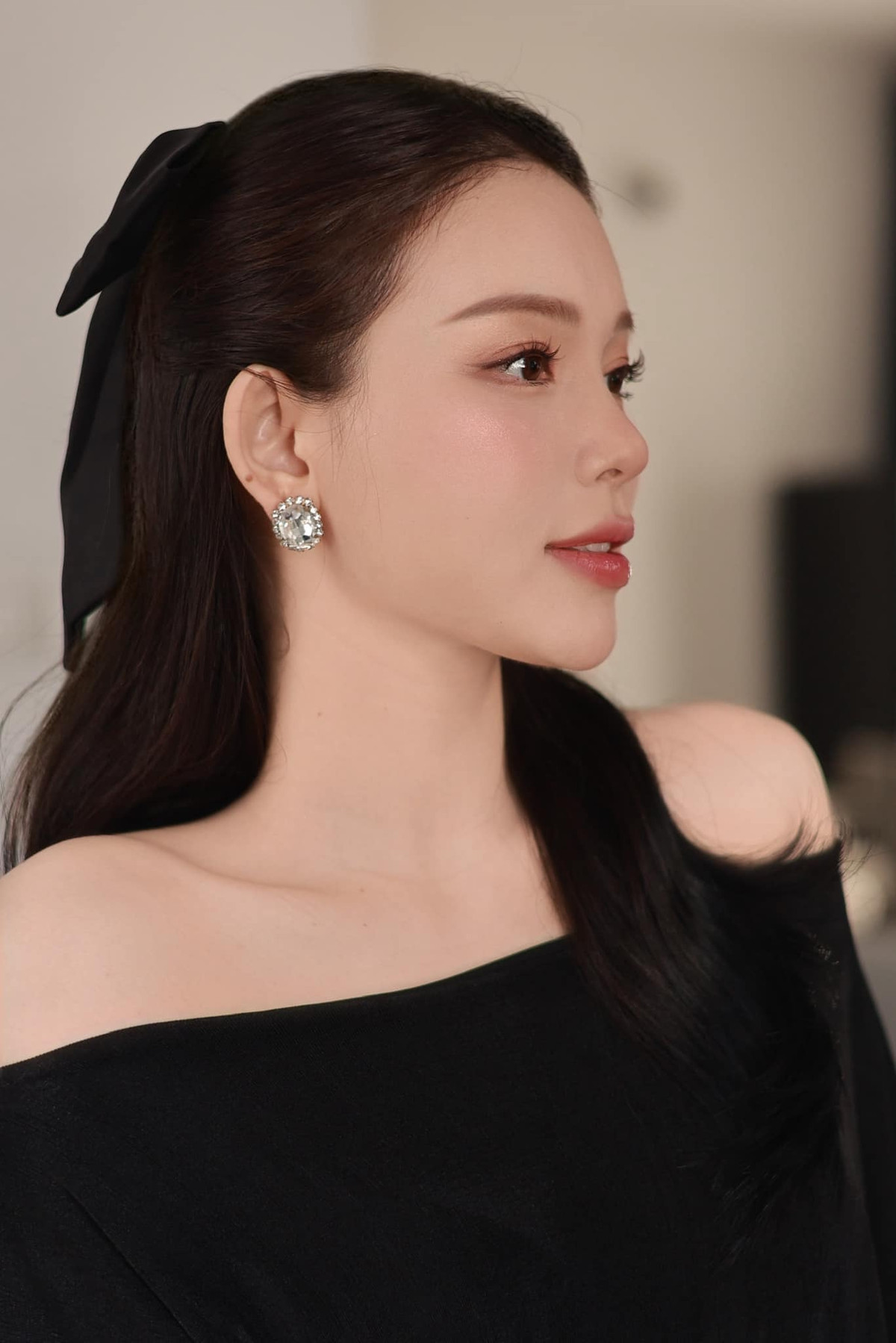 Nàng dâu thứ nhà tỷ phú Johnathan Hạnh Nguyễn lựa chọn cho mình phong cách trang điểm nhẹ nhàng, thanh lịch nhưng cũng vô cùng quý phái.