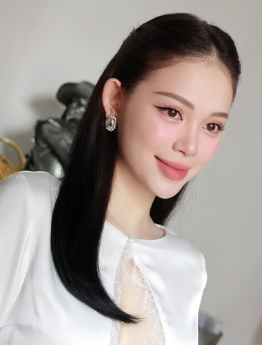 Netizen nhận xét, chỉ với một đôi bông tai kim cương cũng đủ khiến cho Linh Rin toát lên vẻ sang trọng chuẩn "dâu hào môn".