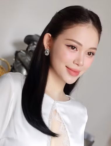 Netizen nhận xét, chỉ với một đôi bông tai kim cương cũng đủ khiến cho Linh Rin toát lên vẻ sang trọng chuẩn "dâu hào môn".