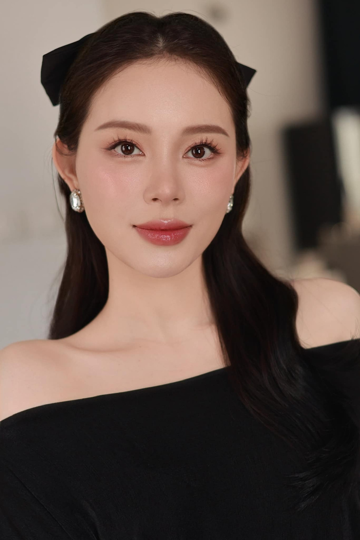 Trong loạt ảnh được chia sẻ, Linh Rin xuất hiện với tạo hình dịu dàng và nữ tính.