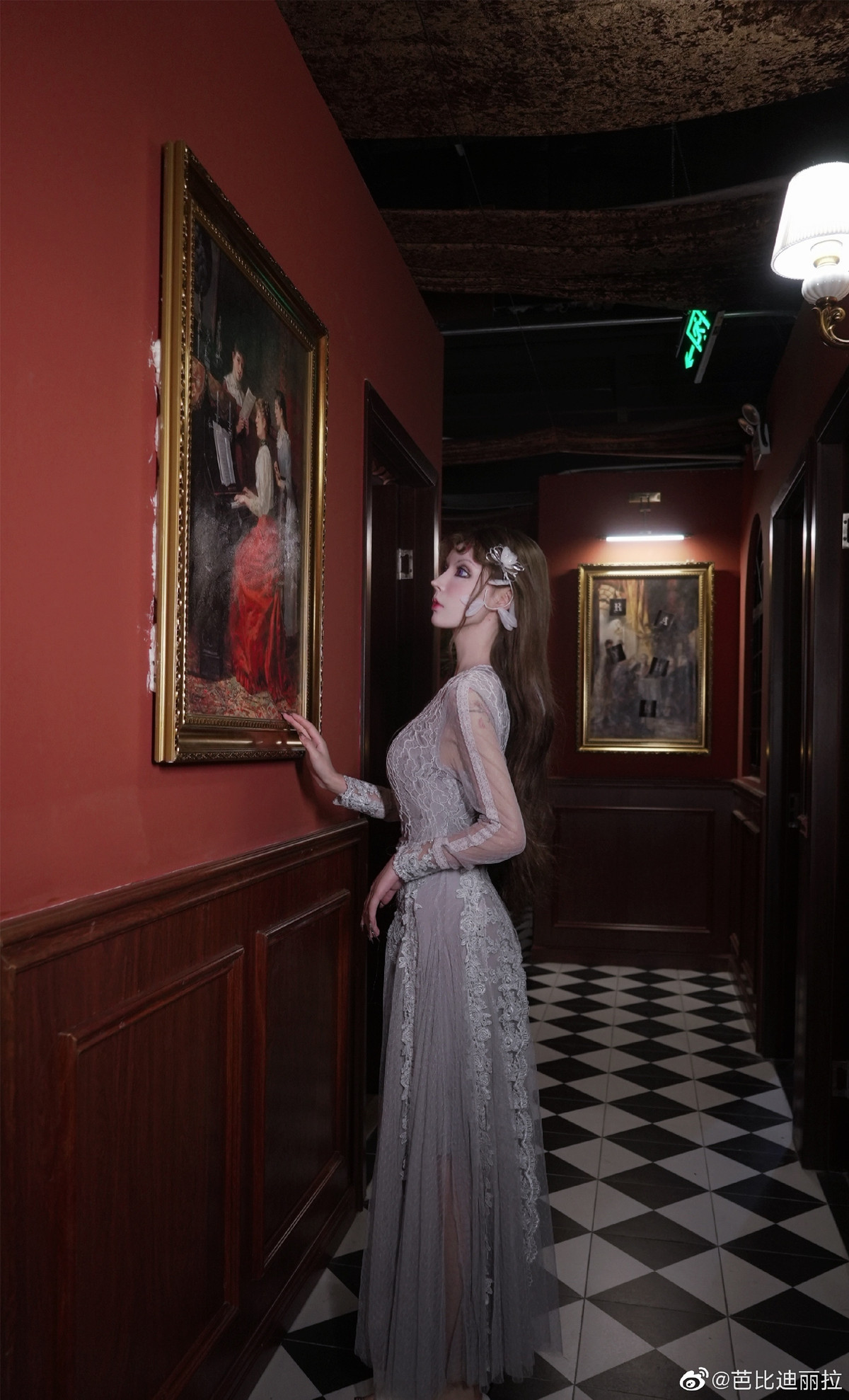 Hành động khó hiểu của Delilah cũng nhiều lần lọt vào ống kính "người hâm mộ" khi cô liên tục ngồi bất động trong một buổi tiệc, không cười, không nói, chỉ lấy tay kéo 2 khóe mắt và "sượng trân" nhìn mọi người ăn uống.