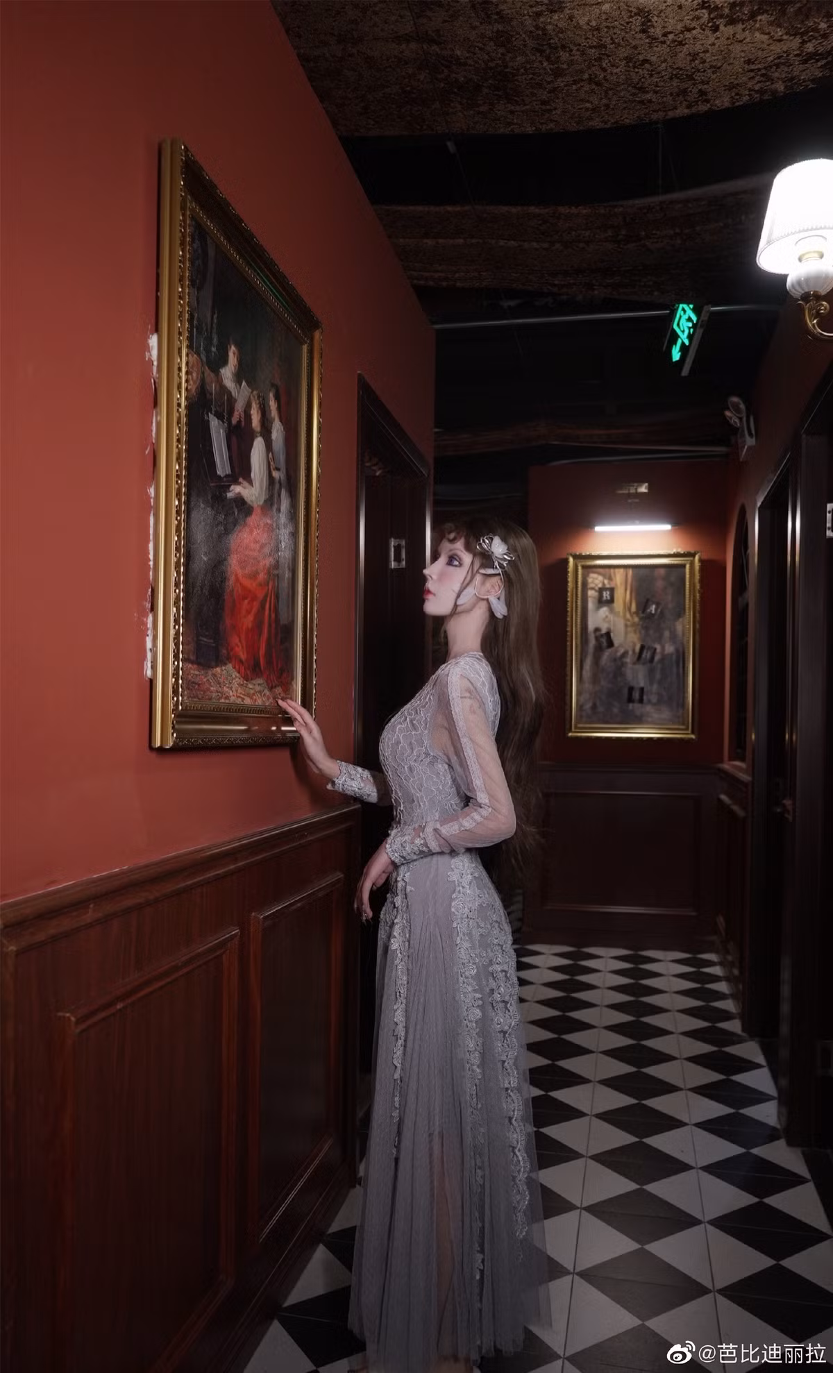 Hành động khó hiểu của Delilah cũng nhiều lần lọt vào ống kính "người hâm mộ" khi cô liên tục ngồi bất động trong một buổi tiệc, không cười, không nói, chỉ lấy tay kéo 2 khóe mắt và "sượng trân" nhìn mọi người ăn uống.