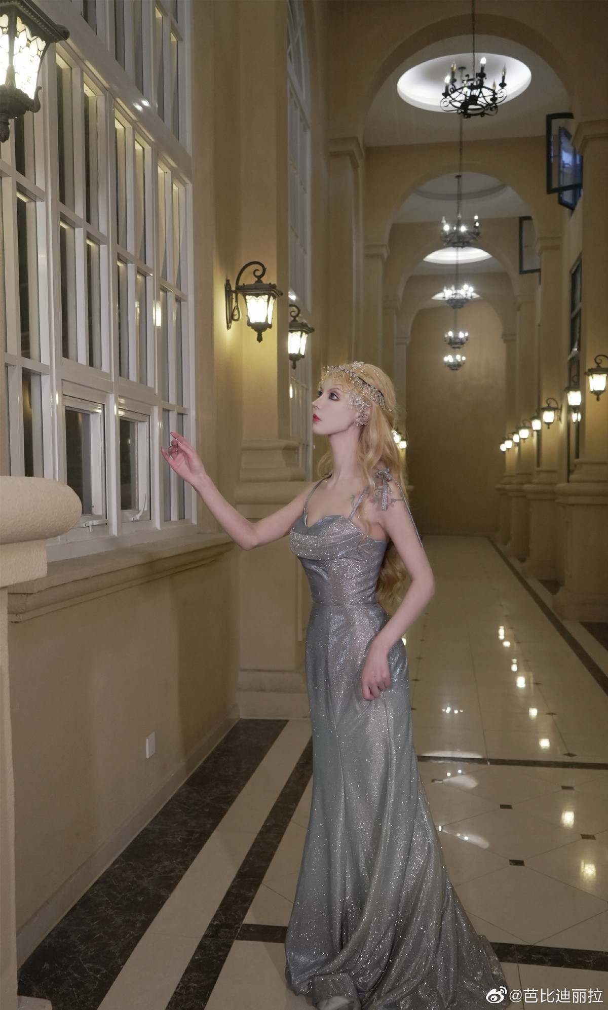 Cụ thể, trong video quay góc nghiêng "thần thánh", người ta đã vô tình nhìn thấy ánh mắt vô hồn và gương mặt "đơ toàn tập" của Delilah, quả thực nhìn rất giống những nét vẽ trong phim hoạt hình.