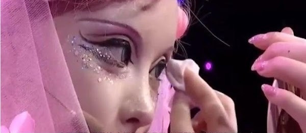 Trong khi mọi người đang cho rằng Delilah đánh giá quá cao bản thân thì cô lại tỏ ra tự tin và chấp nhận đánh đổi màn tẩy trang công khai của mình trên sóng để lấy 4 triệu nhân dân tệ (tương đương khoảng 14 tỉ đồng).