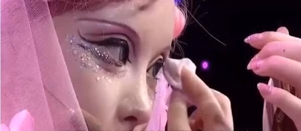 Trong khi mọi người đang cho rằng Delilah đánh giá quá cao bản thân thì cô lại tỏ ra tự tin và chấp nhận đánh đổi màn tẩy trang công khai của mình trên sóng để lấy 4 triệu nhân dân tệ (tương đương khoảng 14 tỉ đồng).