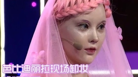 Những người cười chê và cho rằng mặt mộc của Delilah gây thất vọng liền quay ngoắt thái độ sau khi thấy cô dùng tẩy trang lau từng lớp son phấn trên gương mặt.