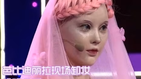 Những người cười chê và cho rằng mặt mộc của Delilah gây thất vọng liền quay ngoắt thái độ sau khi thấy cô dùng tẩy trang lau từng lớp son phấn trên gương mặt.