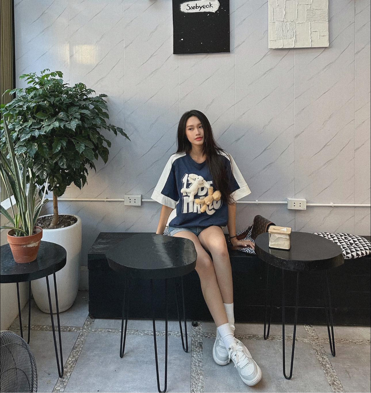 Thời gian gần đây trong khi hậu vệ Đoàn Văn Hậu vắng bóng sân cỏ vì chấn thương, vẫn đang trong quá trình phục hồi, thì Doãn Hải My vẫn duy trì công việc kinh doanh, người mẫu.