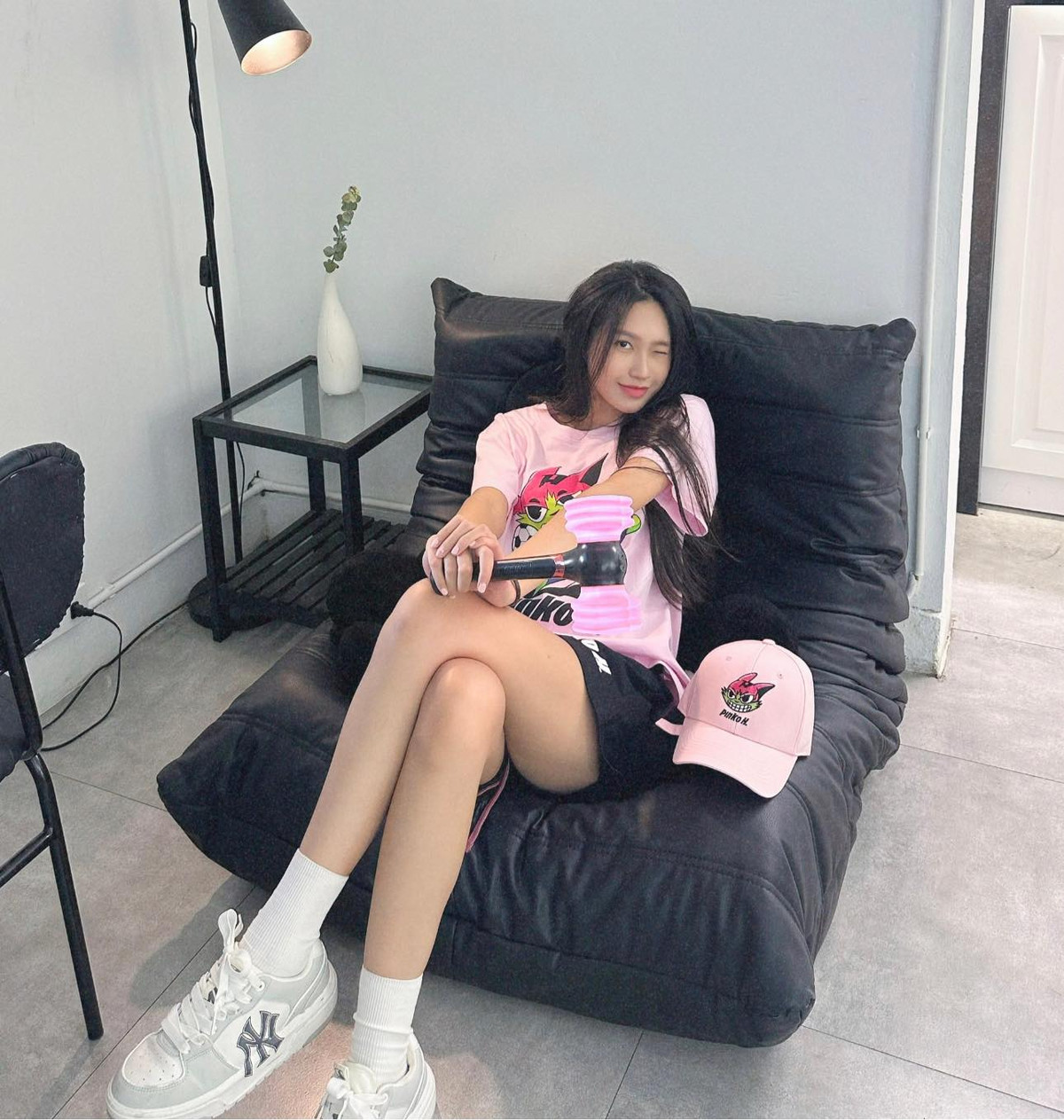 Tuy nhiên trong một số tấm ảnh vẫn để lộ vòng 2 bất thường mà trước đó nhiều lần dân mạng phát hiện cô đang mang thai "bé rồng" cho Đoàn Văn Hậu.