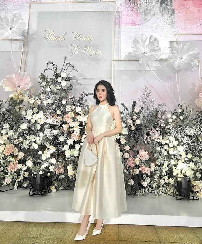 Sau khi công khai là một đôi, Văn Hậu - Hoàng Anh rất ít khi đăng hình chụp chung hay nhắc tới nhau trên mạng xã hội. Số lượng khoảnh khắc họ đứng chung khung hình chỉ đếm trên đầu ngón tay và chủ yếu do nam cầu thủ đưa lên.