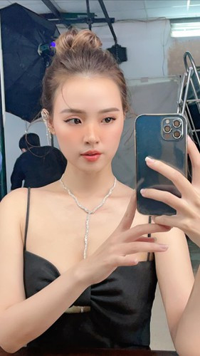 Thậm chí ngay trên fanpage của mình, "ngọc nữ" còn tổ chức livestream... bán đất, điều đáng nói là mọi loại BĐS mà cô đầu tư và bán ra thị trường đều được dân tình "chốt đơn" phát một.