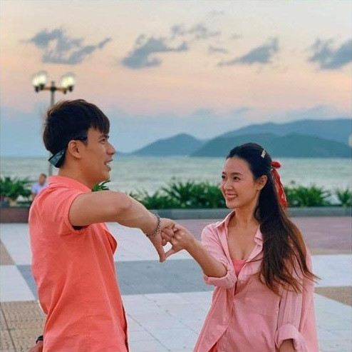 Cụ thể, Midu viết: "Nếu mọi cơ hội và khó khăn đều có thể như ly nước đang cầm trên tay, hết lòng khi cầm lên, an lòng khi đặt xuống thì tuyệt vời biết bao. Vậy nên, mỗi ngày đều sống vui vẻ, không ngưỡng mộ ai, không chê cười ai, cũng không phụ thuộc ai. Càng tự tại càng hạnh phúc".