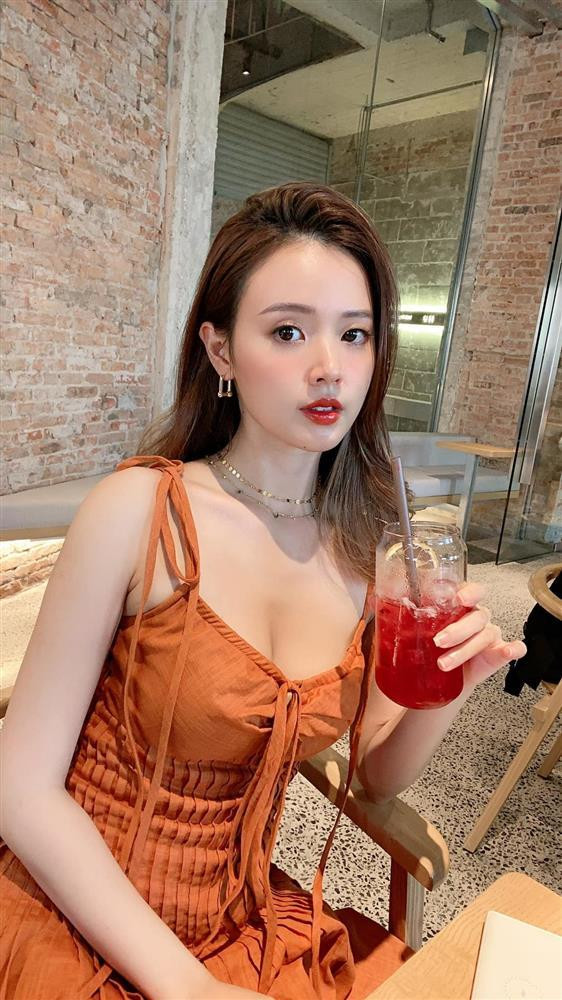 Trước đó, Midu từng đưa ra mẫu bạn trai lý tưởng. 8X bật mí: "Mình hơi lạ lùng một chút, mình thích những anh chàng thú vị, hơi trẻ con cũng được nhưng có nhiều kĩ năng trải nghiệm trong cuộc sống. Mình trân trọng những người có thể khiến mình cười vui mỗi khi gặp mặt. Đến một giai đoạn trong cuộc đời bạn sẽ phát hiện ra rằng gặp được một người khiến mình vô tư vui cười, tỉ lệ đó còn hiếm hơn là gặp được những anh chàng công việc ổn định rất nhiều...