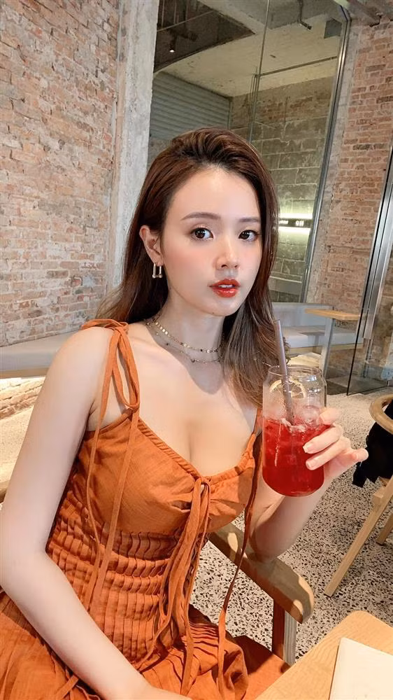 Trước đó, Midu từng đưa ra mẫu bạn trai lý tưởng. 8X bật mí: "Mình hơi lạ lùng một chút, mình thích những anh chàng thú vị, hơi trẻ con cũng được nhưng có nhiều kĩ năng trải nghiệm trong cuộc sống. Mình trân trọng những người có thể khiến mình cười vui mỗi khi gặp mặt. Đến một giai đoạn trong cuộc đời bạn sẽ phát hiện ra rằng gặp được một người khiến mình vô tư vui cười, tỉ lệ đó còn hiếm hơn là gặp được những anh chàng công việc ổn định rất nhiều...