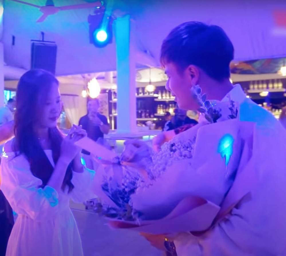 Thời gian qua, Midu và MC Anh Huy liên tục được fans đẩy thuyền. Bởi đôi trẻ hết tương tác ở show truyền hình, thả thính trên mạng xã hội còn lộ clip cầu hôn ngọt như mía.