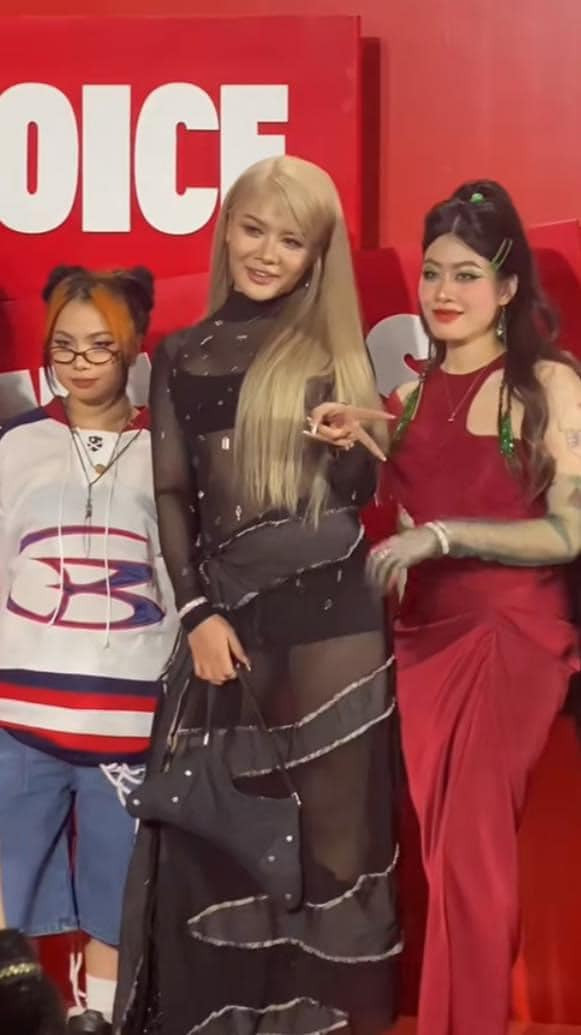 Trên trang cá nhân, nàng hot TikToker còn đốt mắt dân tình khi tung loạt ảnh mát mẻ với trang phục là bộ bikini cắt xẻ táo bạo.