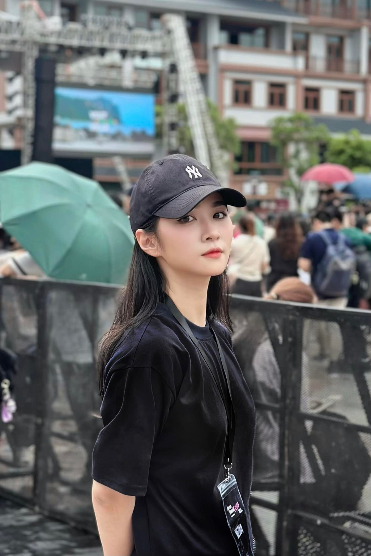 Được biết ở trận chung kết lượt đi, MC Minh Châu sẽ không đến sân Việt Trì mà tham gia vào một buổi talkshow bình luận bóng đá cùng các khách mời nổi tiếng.