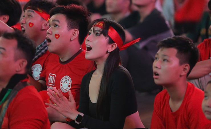 “Hiện tại, rõ ràng Xuân Son là cái tên nhận định quan tâm nhiều nhất, nhưng tôi vẫn thấy tầm quan trọng và tạo đột biến của những cái tên khác, đặc biệt là Tiến Linh và Quang Hải. Tôi nghĩ có thể ở trận chung kết lượt đi, Xuân Son sẽ đóng vai trò thu hút hậu vệ đối phương, còn người ghi bàn là Tiến Linh và Quang Hải, qua đó mang về chiến thắng 2-1 cho Việt Nam”, Ngọc Bích nhận định.