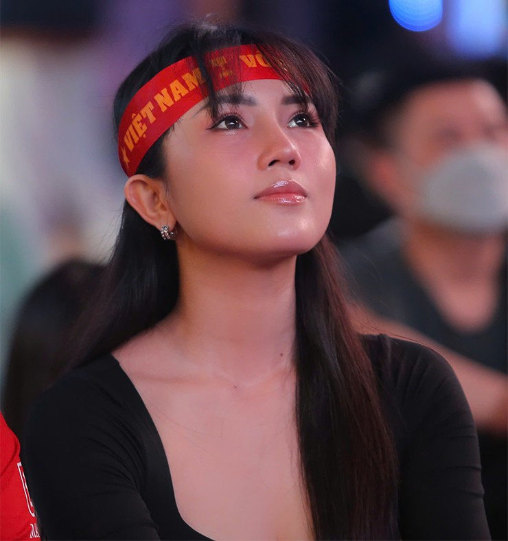 Thường xuyên ra phố đi bộ Nguyễn Huệ (Quận 1, TP.HCM) tận hưởng không khí xem bóng đá cùng mọi người, Ngọc Bích tỏ ra tiếc khi trận chung kết lượt đi tới đây không được trực tiếp tại địa điểm trên.