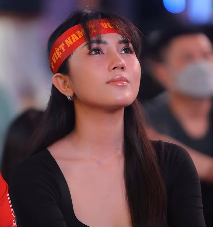 Thường xuyên ra phố đi bộ Nguyễn Huệ (Quận 1, TP.HCM) tận hưởng không khí xem bóng đá cùng mọi người, Ngọc Bích tỏ ra tiếc khi trận chung kết lượt đi tới đây không được trực tiếp tại địa điểm trên.