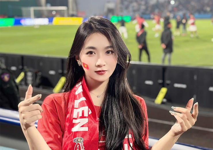 Ở trận chung kết lượt đi AFF Cup tới đây của ĐT Việt Nam và Thái Lan, nữ MC xinh đẹp cho rằng ĐT Việt Nam sẽ thắng với tỉ số 2-0 khi các tiền đạo của đội chủ nhà trừng phạt những sai lầm của đối thủ.