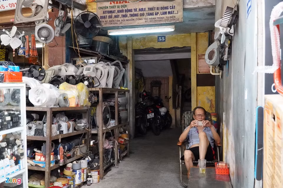 Khu tập thể nằm sát phố Tôn Đản. Nhiều hộ tầng 1 cho thuê hoặc tận dụng không gian để kinh doanh.