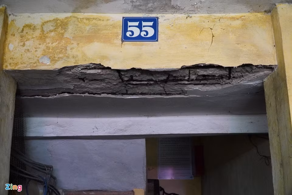 Bà Phạm Thu Song (58 tuổi) cho biết vì khu tập thể xuống cấp, mỗi mùa mưa bão đến, chính quyền đều phải đến động viên, vận động họ ra phường trú ẩn. "Mong các cơ quan có thẩm quyền quan tâm, có chính sách sửa chữa để chúng tôi được thoát cảnh sống trong nơm nớp, lo sợ", bà Song nói.