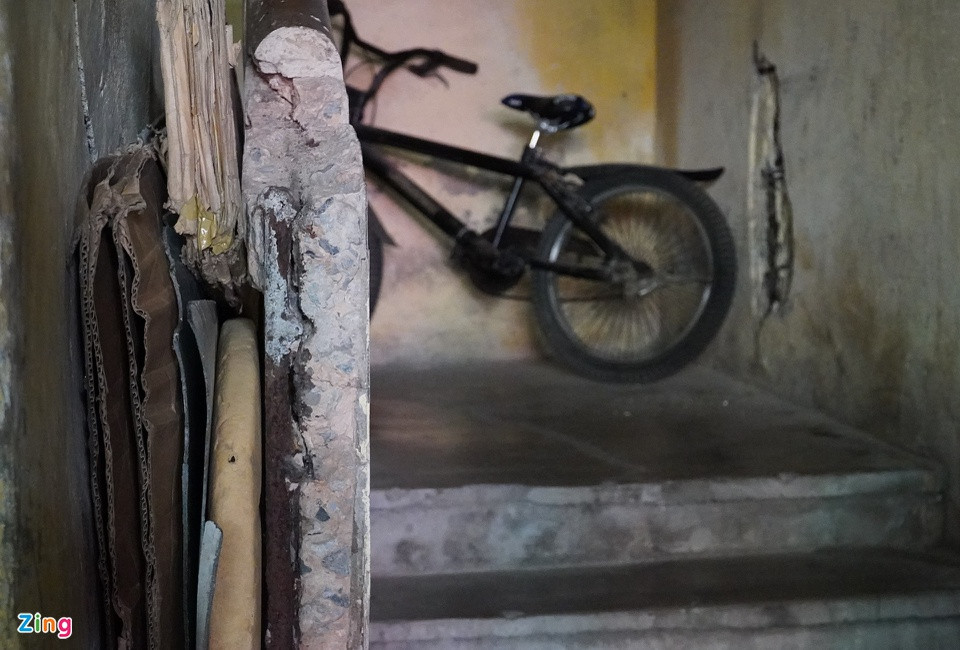 Một số gia đình đông người, nhiều thế hệ sinh sống với nhau. Ông Nguyễn Đức Thắng (62 tuổi) cho biết gia đình ông có 5 người sống trong căn nhà rộng chỉ 16 m2. "Không gian chật hẹp khiến chúng tôi sinh hoạt rất bất tiện", ông Thắng nói.