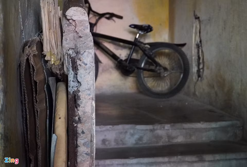 Một số gia đình đông người, nhiều thế hệ sinh sống với nhau. Ông Nguyễn Đức Thắng (62 tuổi) cho biết gia đình ông có 5 người sống trong căn nhà rộng chỉ 16 m2. "Không gian chật hẹp khiến chúng tôi sinh hoạt rất bất tiện", ông Thắng nói.