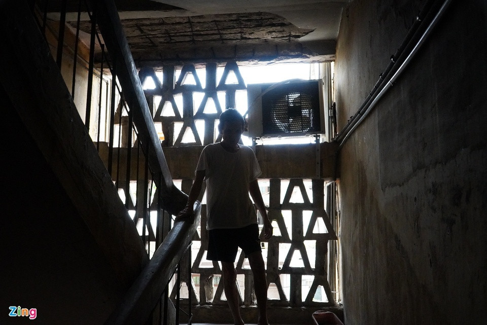 Nhiều năm qua, người dân khu tập thể 5 tầng phải chịu tình cảnh thiếu thốn nhiều tiện nghi, trong đó có thang máy. Một số người ở độ tuổi cao bày tỏ rằng họ không còn đủ sức để leo thang bộ. Chưa kể, những nơi họ phải đi qua đều đã xuống cấp với độ nguy hiểm lớn.