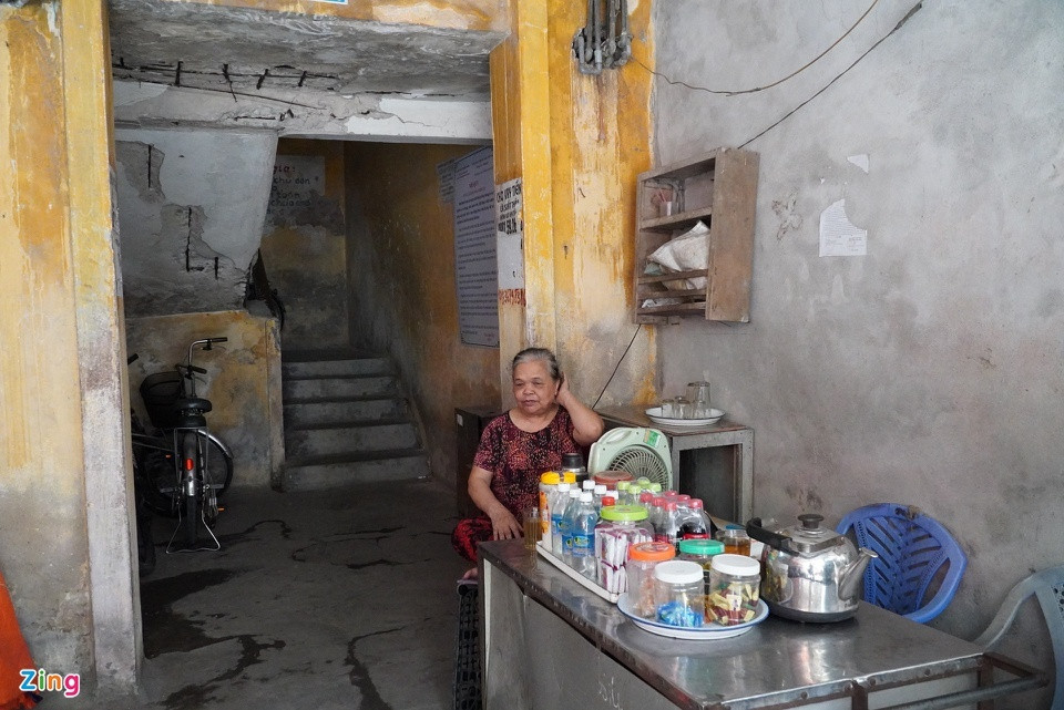 Hơn 50 hộ dân sống trong khu tập thể ở đây luôn sống trong trạng thái bất an khi những mảng vữa có thể rơi xuống bất cứ lúc nào.