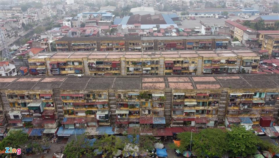 Theo thống kê, Hải Phòng có 205 chung cư cũ cần cải tạo, xây dựng lại, liên quan tới hơn 8.000 hộ dân. Thành phố này đã thực hiện phá dỡ 18 chung cư cũ. Vào tháng 3 vừa qua, Ban cán sự Đảng UBND TP đã báo cáo và xin ý kiến Ban Thường vụ Thành ủy về chủ trương kế hoạch cải tạo, phá dỡ 150 chung cư cũ (trong đó: 64 chung cư cấp độ D, 79 cấp độ C và 7 cấp độ B) để xây dựng 8 khu mới bằng nguồn ngân sách thành phố. Ngoài ra, Hải Phòng cũng dự kiến sửa chữa cục bộ 37 chung cư cũ với tổng số 1.412 căn hộ.