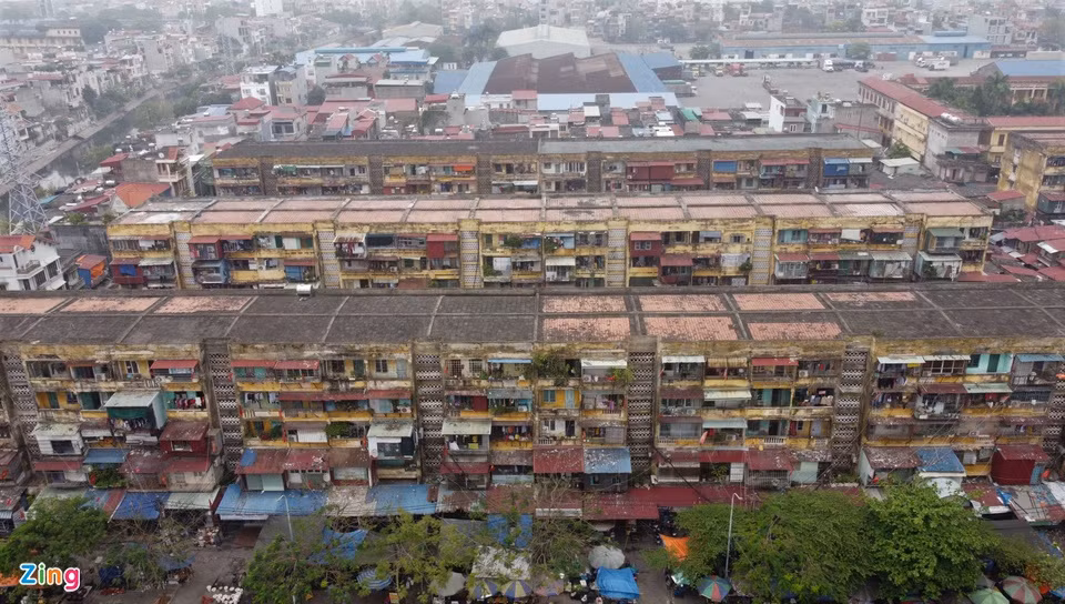 Theo thống kê, Hải Phòng có 205 chung cư cũ cần cải tạo, xây dựng lại, liên quan tới hơn 8.000 hộ dân. Thành phố này đã thực hiện phá dỡ 18 chung cư cũ. Vào tháng 3 vừa qua, Ban cán sự Đảng UBND TP đã báo cáo và xin ý kiến Ban Thường vụ Thành ủy về chủ trương kế hoạch cải tạo, phá dỡ 150 chung cư cũ (trong đó: 64 chung cư cấp độ D, 79 cấp độ C và 7 cấp độ B) để xây dựng 8 khu mới bằng nguồn ngân sách thành phố. Ngoài ra, Hải Phòng cũng dự kiến sửa chữa cục bộ 37 chung cư cũ với tổng số 1.412 căn hộ.