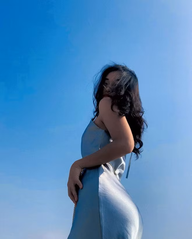 Để có được những điểm cộng to oạch này, đương nhiên Thạch Thảo đã dành nhiều thời gian ở phòng tập và tích cực tham gia những bộ môn thể thao vận động ở biển như bơi, lướt ván,...