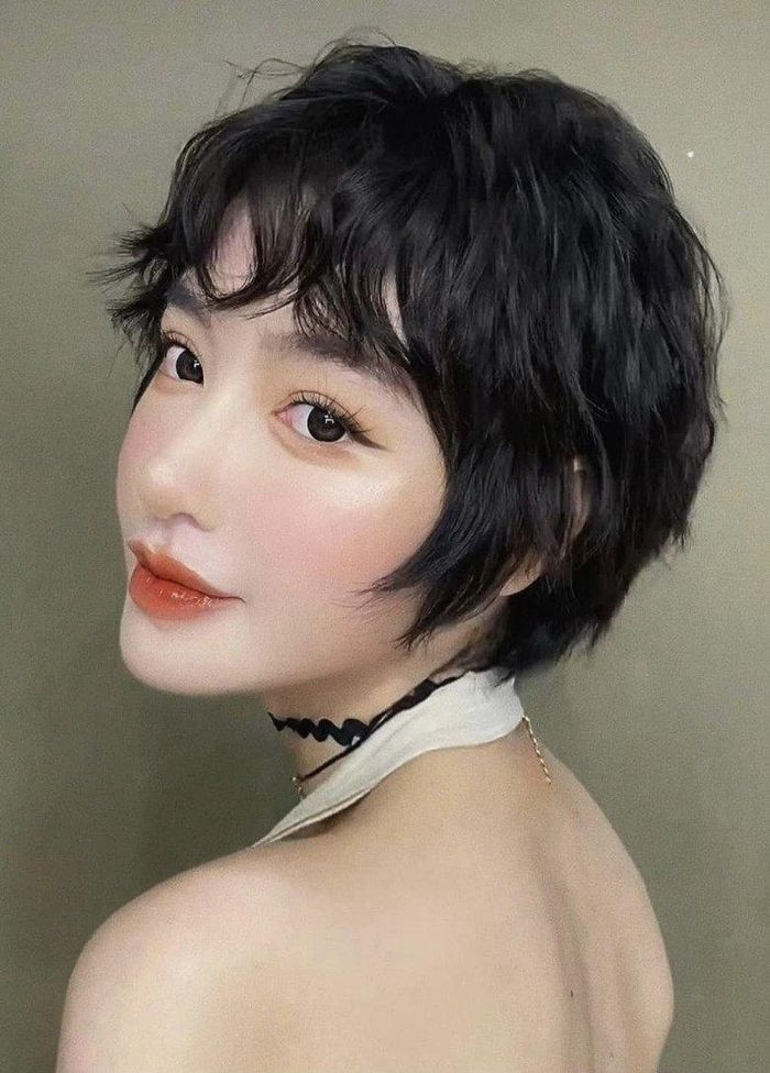 Chưa hết, netizen còn soi ra Elly Trần cũng dùng thêm lens màu xanh nhạt để trông đôi mắt được cuốn hút hơn.