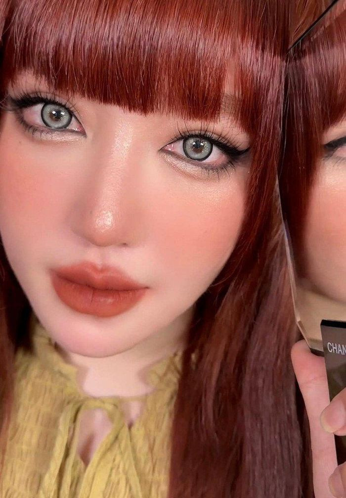 Trên trang cá nhân, hot girl Elly Trần chia sẻ loạt ảnh với layout trang điểm "sắc lẹm" khiến dân mạng không khỏi trầm trồ.