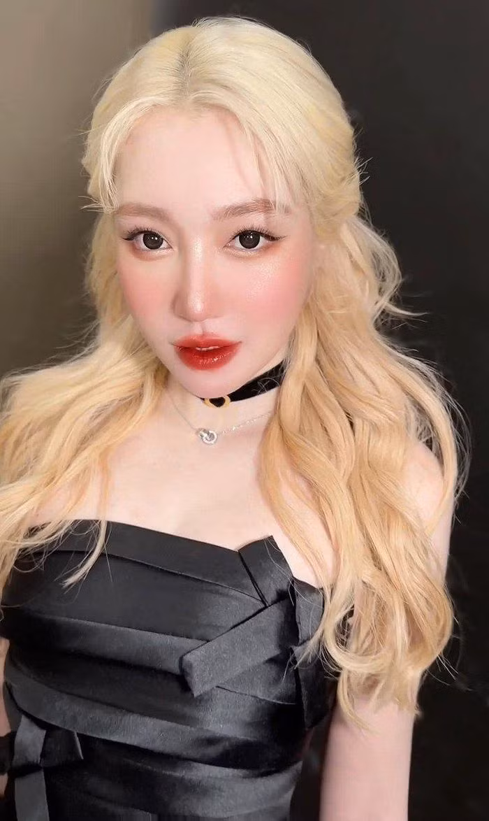 Để có được đôi mắt cáo "sắc lẹm" này, Elly Trần không dùng phấn mắt quá nổi bật mà chủ yếu kẻ eyeliner hơi dày hơn bình thường và sẽ hơi xếch lên trên.