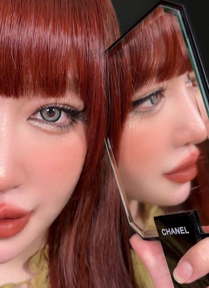 Khác xa với hình ảnh giản dị trước đây, Elly Trần giờ "lột xác" hóa ngay "nàng cáo" với đôi mắt "bén ngót" cùng mái tóc đỏ "máu lửa".